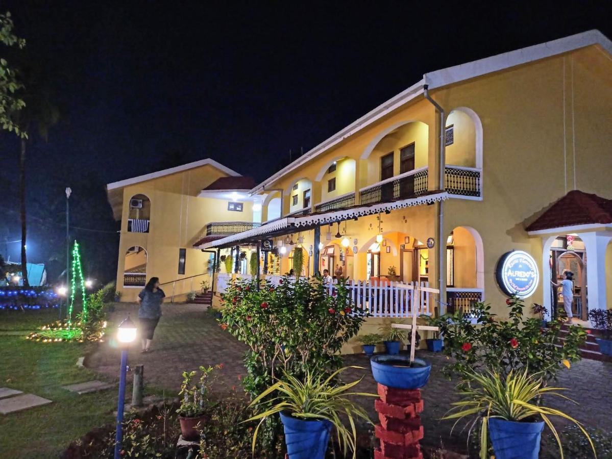 Carina Beach Resort Бенаулім Екстер'єр фото