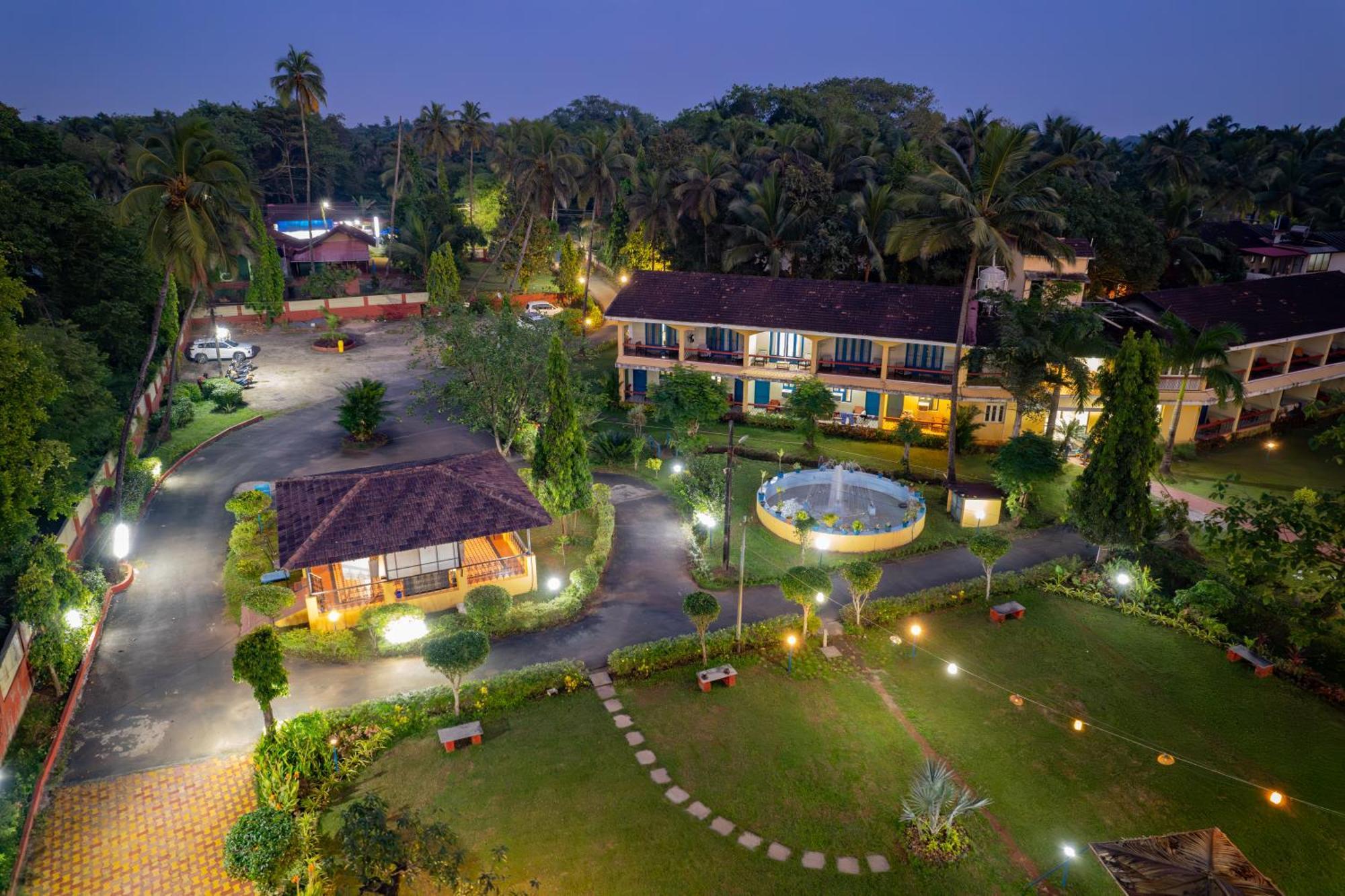 Carina Beach Resort Бенаулім Екстер'єр фото