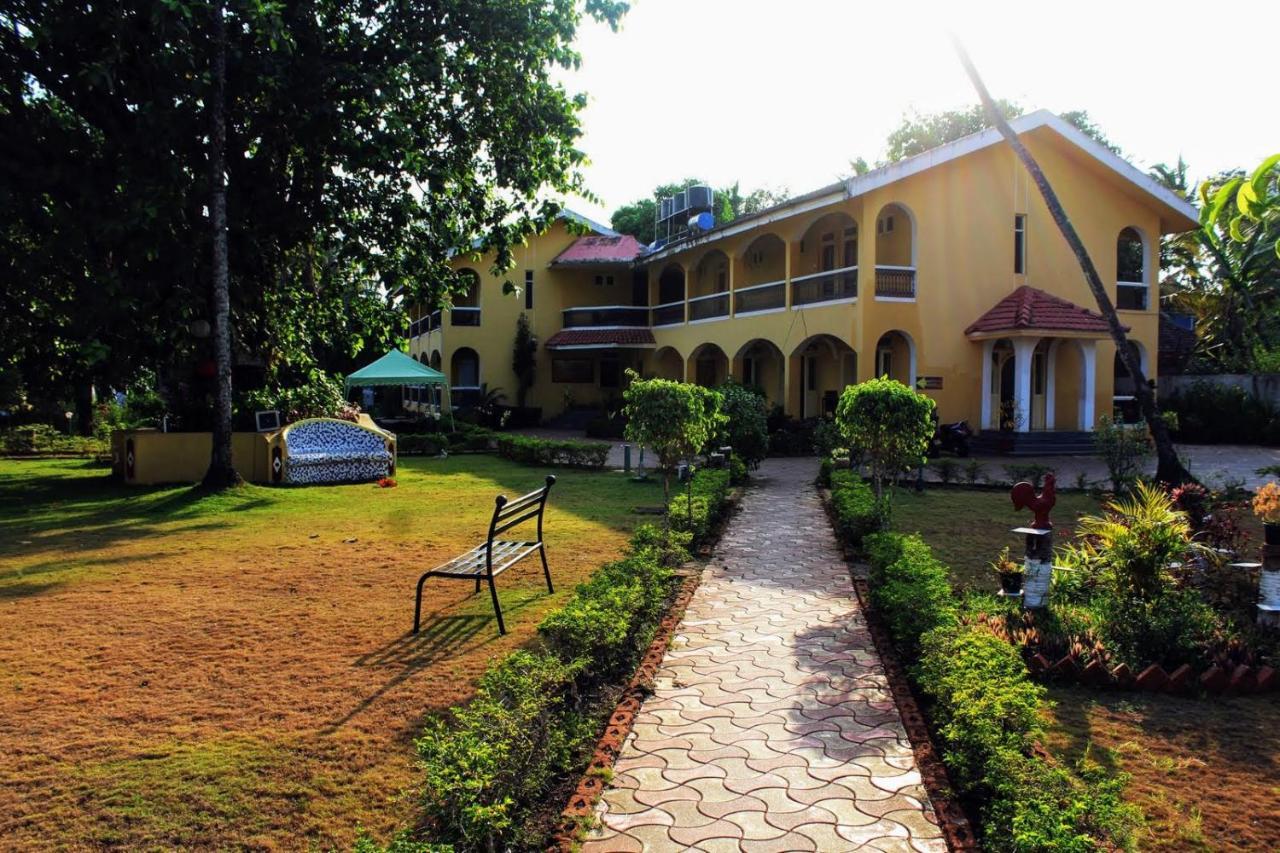 Carina Beach Resort Бенаулім Екстер'єр фото